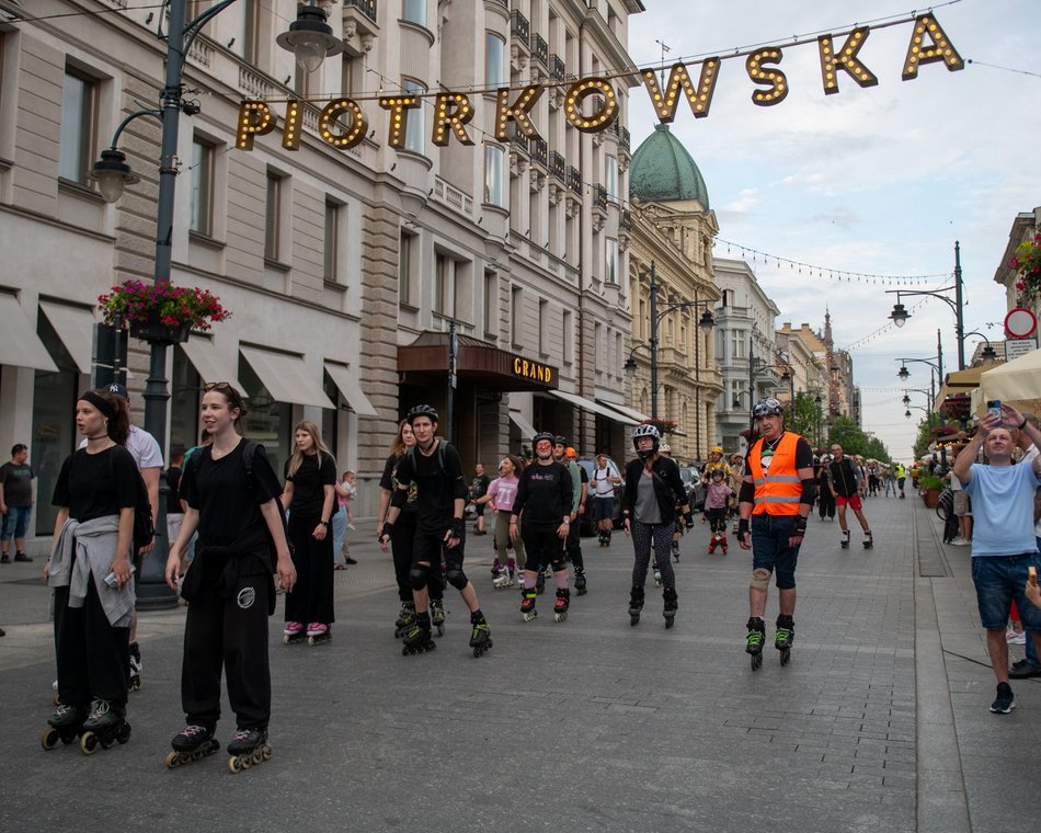 Łódź. Nightskating Łódź za nami. Rolkarze znów opanowali Piotrkowską