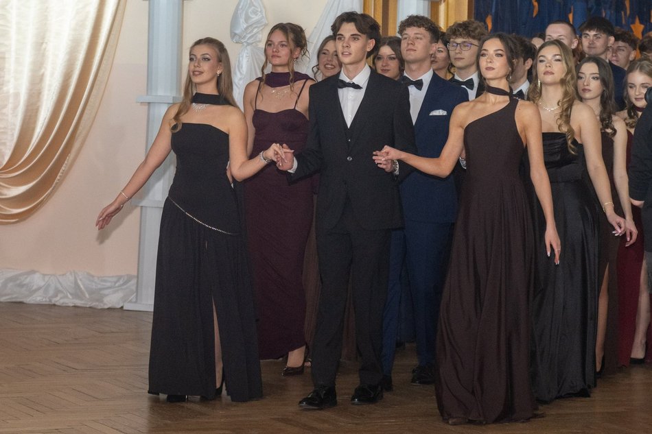 Łódź. Studniówka XXVI LO w Łodzi. Ależ oni zatańczyli... i jak pięknie wyglądali!