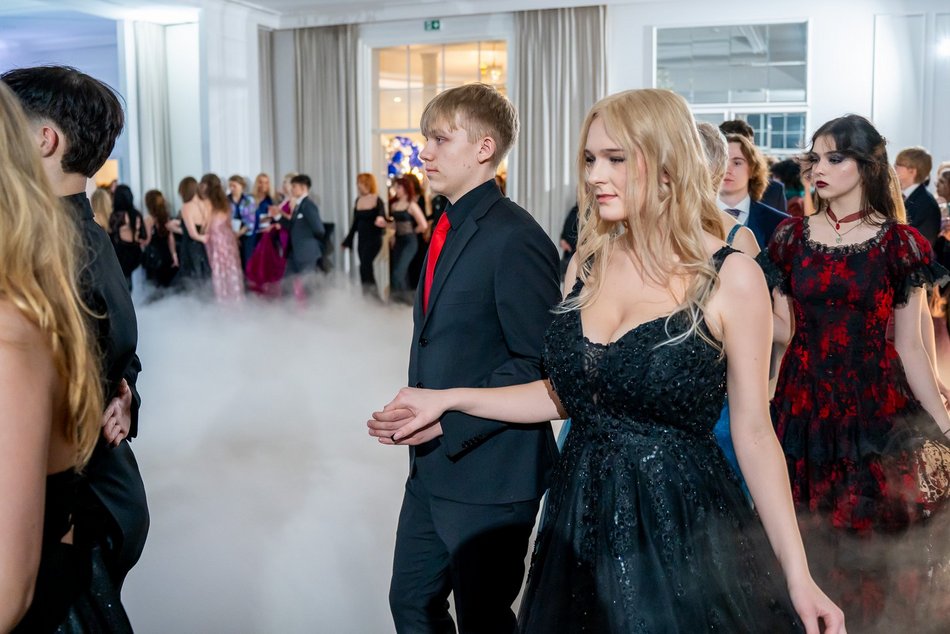 Łódź. Studniówka IV LO w Łodzi. Kreacje, które zapierały dech i radość na twarzach młodzieży