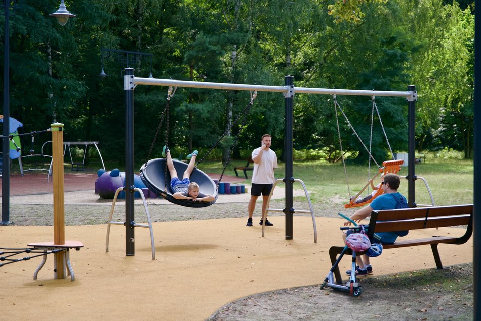 Wodne kurtyny i nowe huśtawki na największym placu zabaw w Łodzi