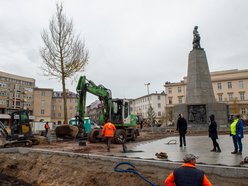 Plac Wolności z kolejnymi drzewami