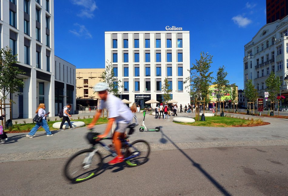 Plac przy kawiarni Starbucks w centrum Łodzi odżywa! Tyle tam zieleni!