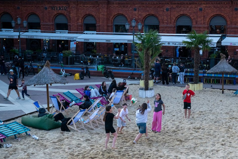 Łódź. Manufaktura otwiera sezon letni! Na rynku pojawiła się piaszczysta plaża