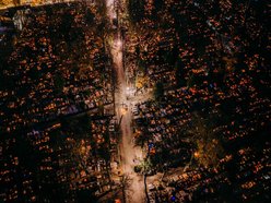 Stary Cmentarz w Łodzi z lotu ptaka. Nekropolia rozświetlona tysiącami zniczy