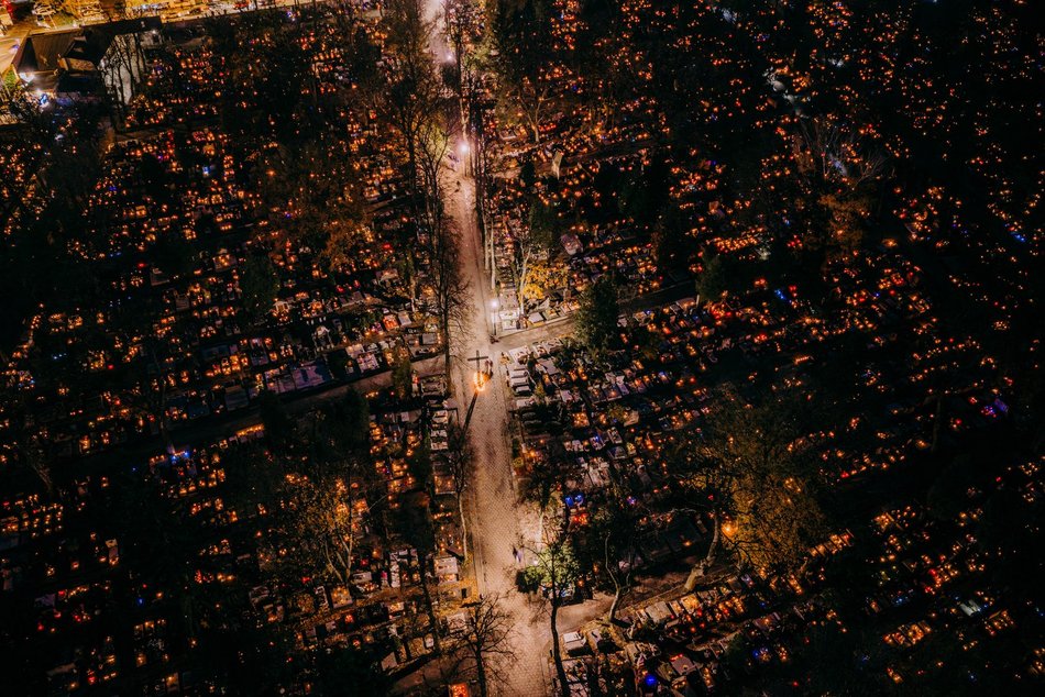 Stary Cmentarz w Łodzi z lotu ptaka. Nekropolia rozświetlona tysiącami zniczy