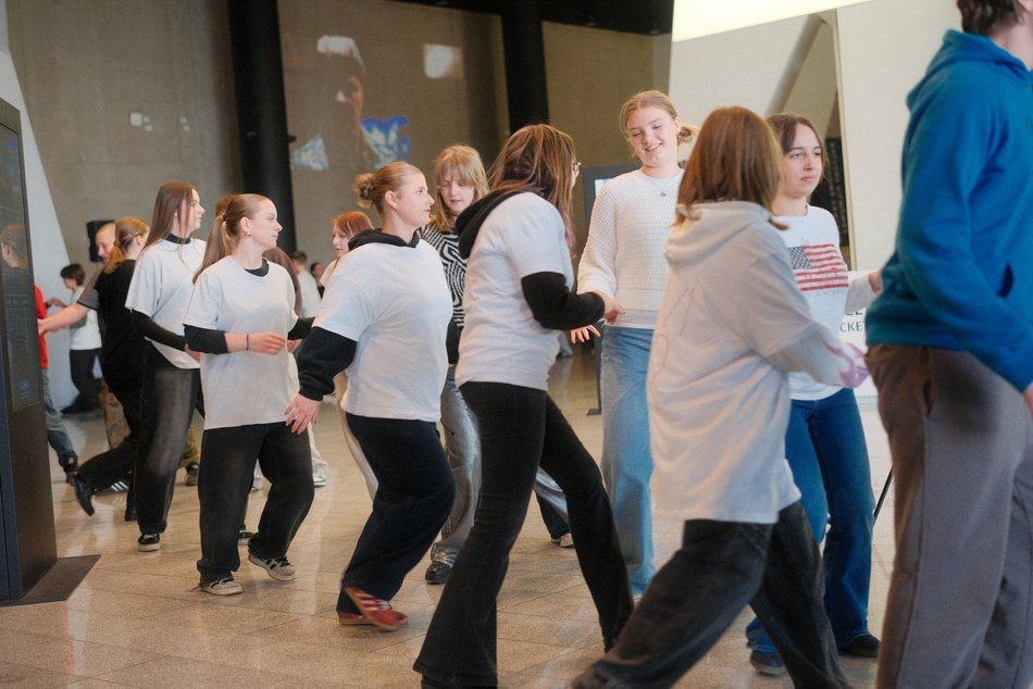 Łódź. Licealiści z Łodzi zatańczyli Belgijkę! Wielkie świętowanie Międzynarodowego Dnia Licealisty