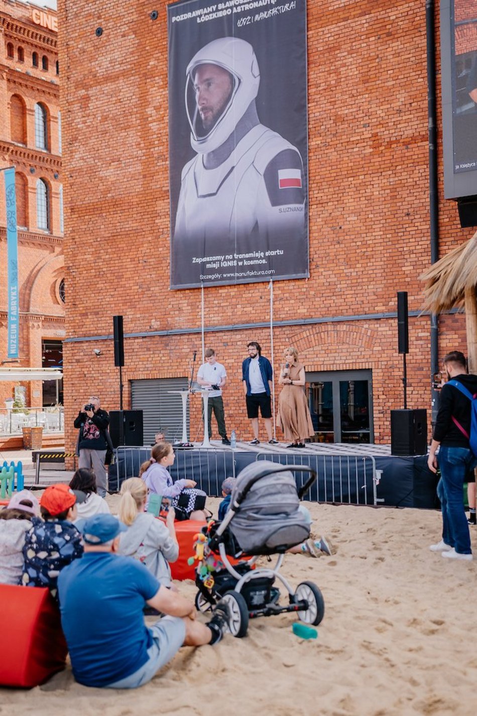Łódź. Sławosz Uznański-Wiśniewski w kosmosie! Łodzianie oglądali start na Astropikniku w Manufakturze