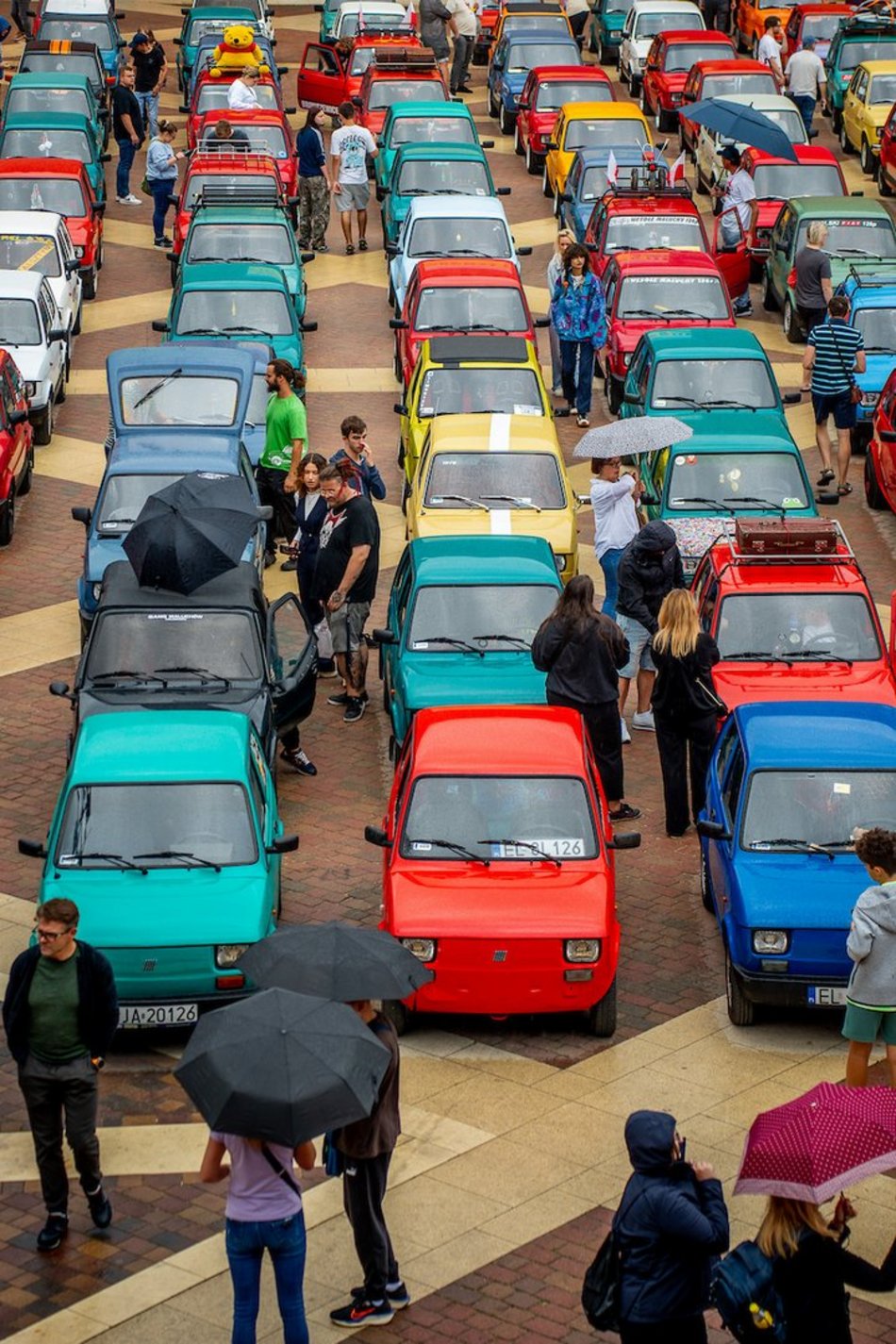 Łódź. Parada maluchów w Manufakturze! Kultowe fiaty 126p ciągle w modzie