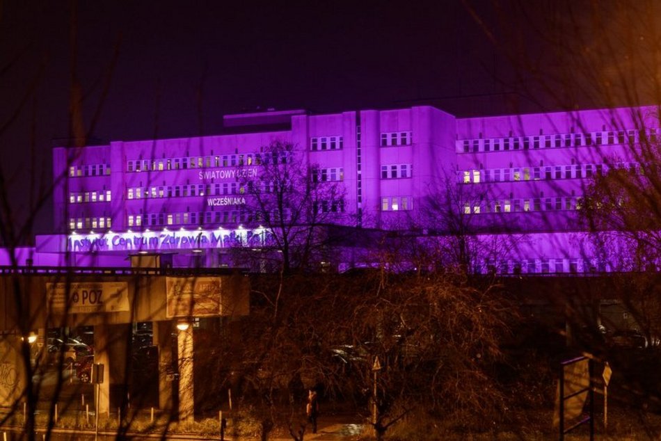 Fioletowa iluminacja rozświetliła ICZMP w Łodzi. Z okazji Światowego Dnia Wcześniaka