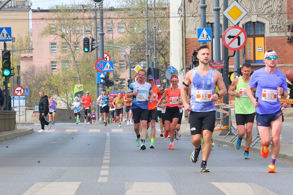 Łódź. DOZ Maraton Łódź 2026. Brałeś udział w biegu? Odszukaj się w galerii i zapisz na pamiątkę!