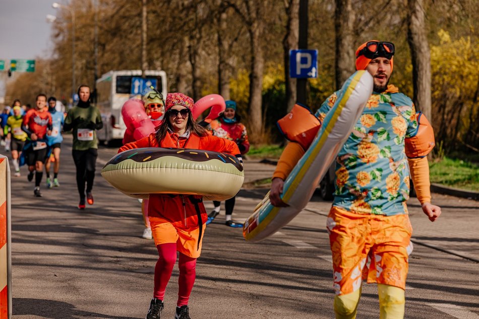 Strefa kibica Aquaparku Fala na DOZ Maraton Łódź 2025. Zobacz, jak łodzianie dopingowali biegaczy!