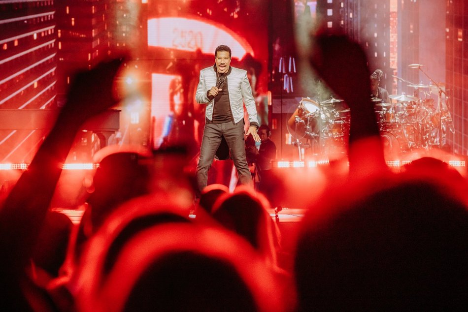 Łódź. Lionel Richie w Łodzi. Ponadczasowe hity porwały publiczność w Atlas Arenie