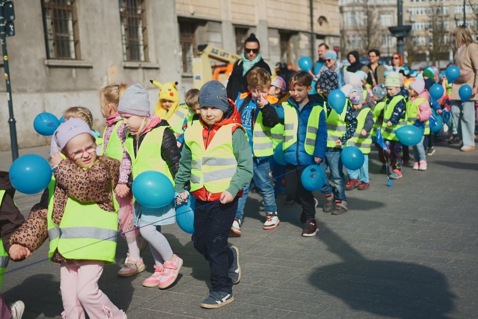 Łódź. Światowy Dzień Autyzmu. Przedszkolaki przemaszerowały Piotrkowską!