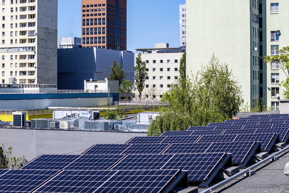 Łódź stawia na fotowoltaikę! Panele pojawiły się na niemal 100 miejskich placówkach