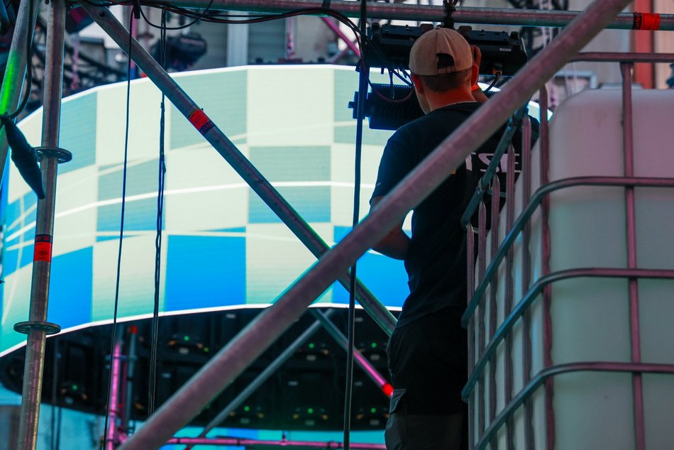 Łódź. Parada Wolności 2025 w Łodzi tuż tuż. Zobacz, jak powstaje scena przy placu Wolności [ZDJĘCIA]