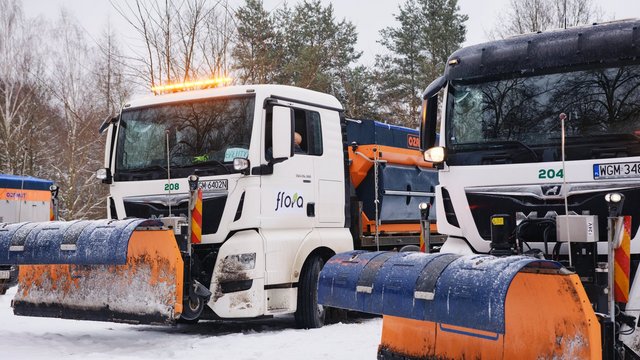 Pługopiaskarki na ulicach Łodzi. Atak zimy i szybka reakcja służb
