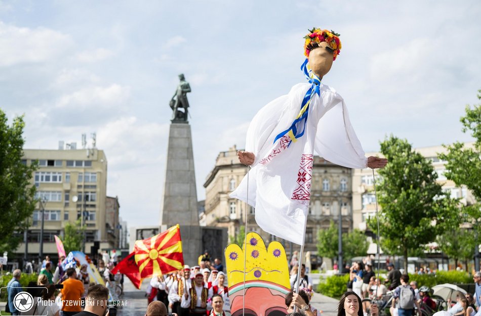 Feria barw przy Piotrkowskiej. Kolorowy pochód rozpoczął 15. edycję Folkowych Inspiracji
