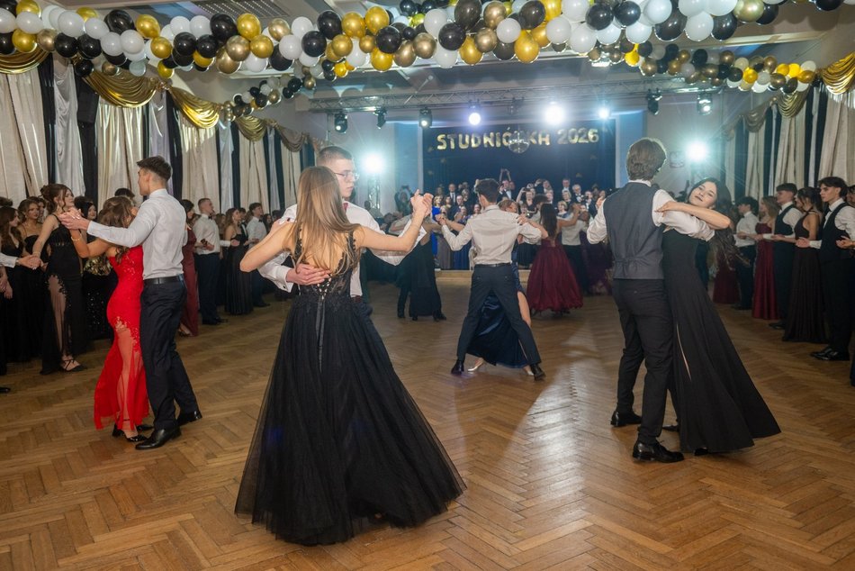 Łódź. Studniówka XXVI LO w Łodzi. Ależ oni zatańczyli... i jak pięknie wyglądali!