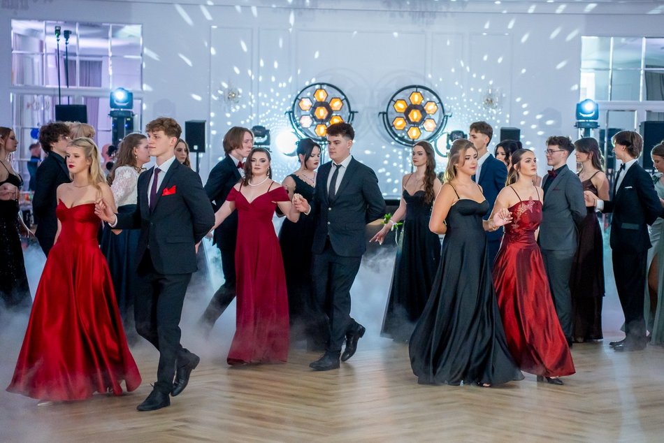 Łódź. Studniówka IV LO w Łodzi. Kreacje, które zapierały dech i radość na twarzach młodzieży