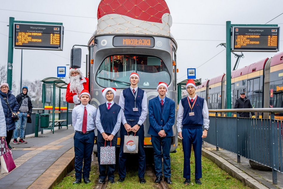 Łódź. Mikołajkowy tramwaj MPK Łódź już pędzi po mieście! Zobacz, jak się prezentuje
