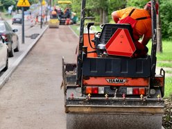 Łódź. Remont Źródłowej w Łodzi. Powstaje nowy chodnik i miejsca parkingowe