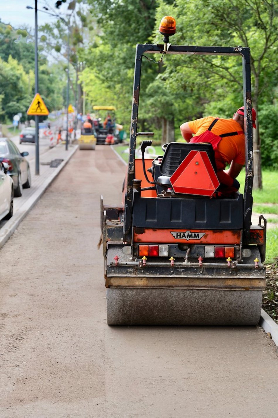 Łódź. Remont Źródłowej w Łodzi. Powstaje nowy chodnik i miejsca parkingowe