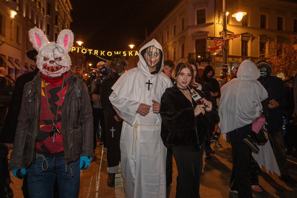 Łódź. Halloweenowa parada przeszła Piotrkowską w Łodzi. Tłumy duchów, czarownic i zombie!