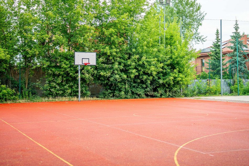 Łódź. Trwa remont orlika przy Kuźnickiej w Łodzi. Będzie nowa nawierzchnia, siatki i plac zabaw