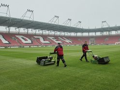 Murawa na stadionach w Łodzi po zimie. Trwają działania regeneracyjne i pielęgnacyjne