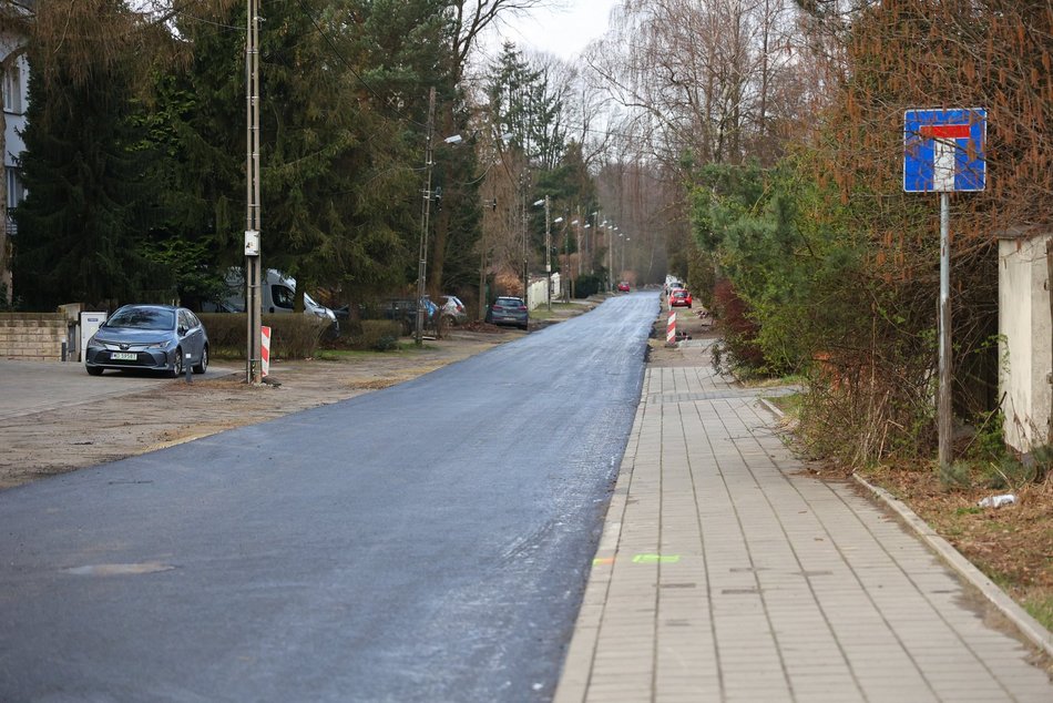 OSP Łagiewniki z nowym wozem strażackim i drogą prowadzącą do jednostki