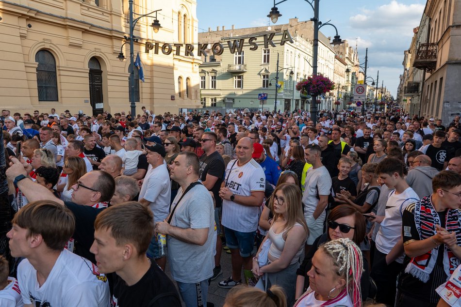 ŁKS Łódź zaprezentował skład na placu Wolności! Byłeś/aś tam? Odszukaj się w galerii