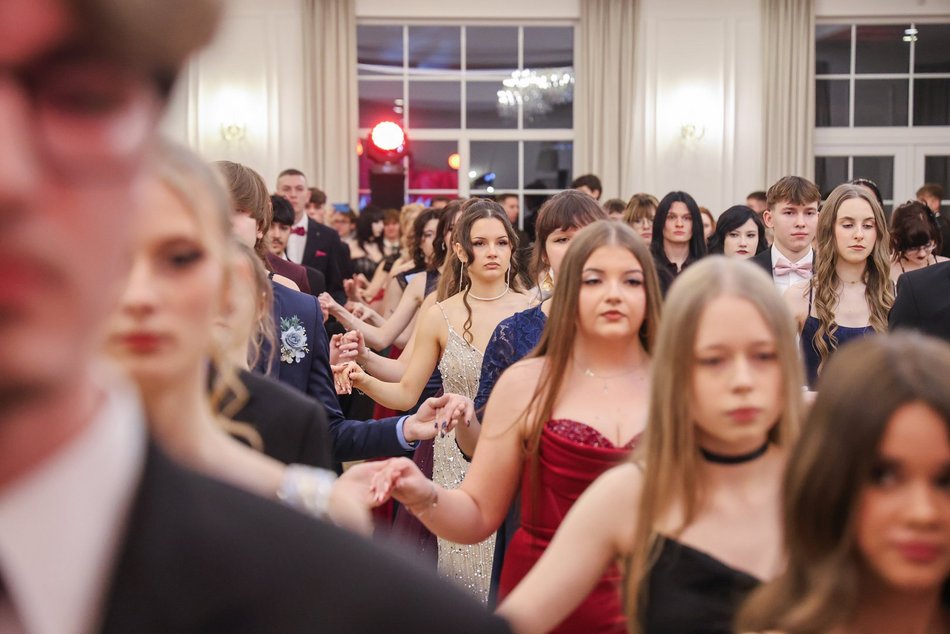 Łódź. Studniówka II LO w Łodzi. Wspaniali maturzyści świętowali w Pałacu Skotniki