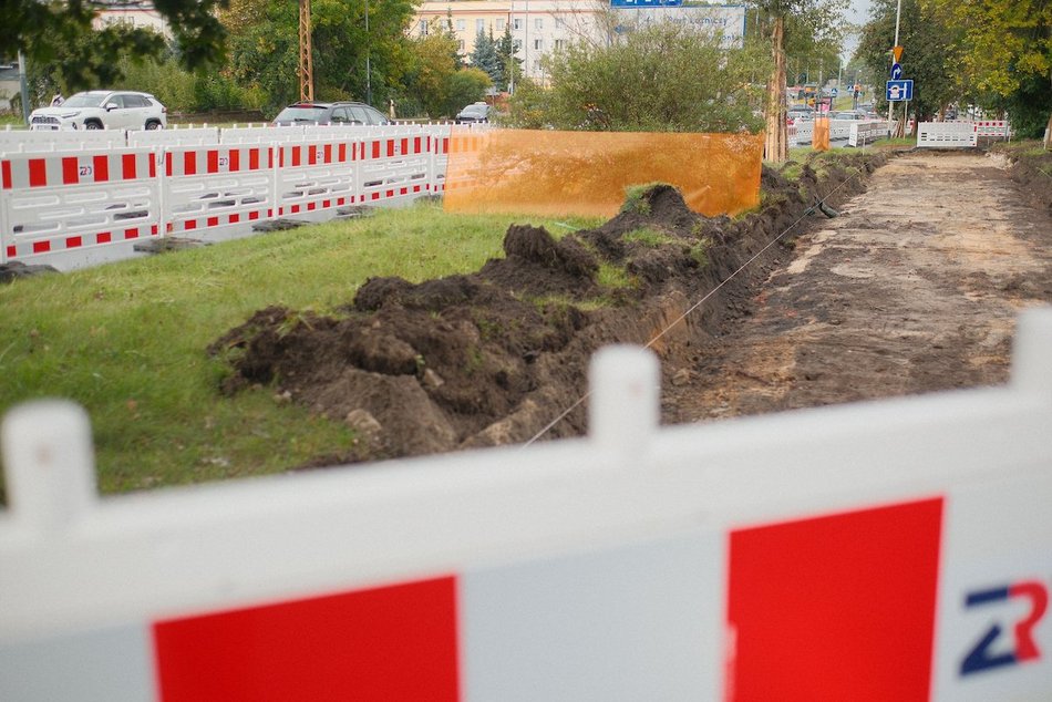 Łódź. Budowa drogi rowerowej na al. Politechniki w Łodzi