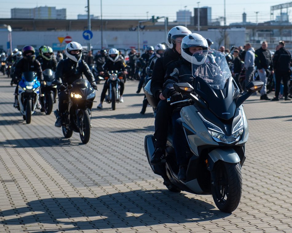 Parada motocyklistów przejechała ulicami Łodzi. Sezon rozpoczęty! Byłeś?