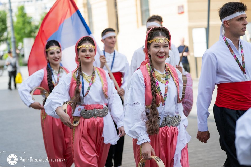 Feria barw przy Piotrkowskiej. Kolorowy pochód rozpoczął 15. edycję Folkowych Inspiracji