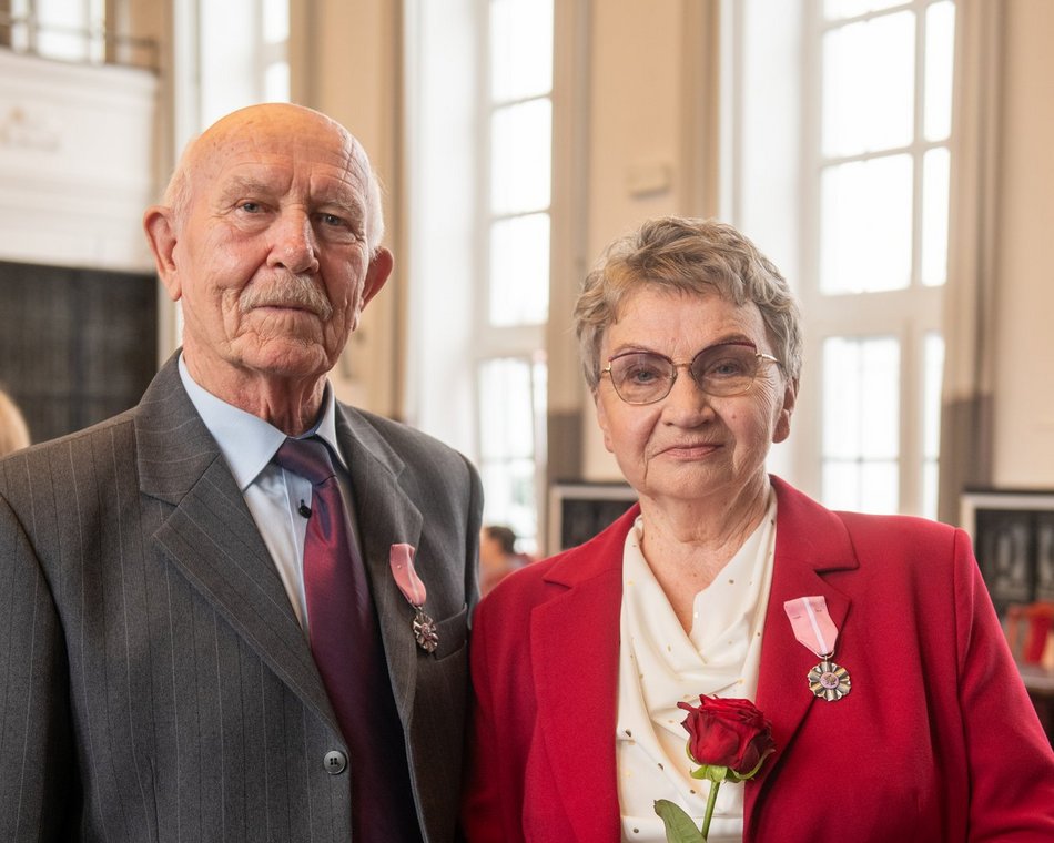 Łódź. Medale za długoletnie pożycia małżeńskie. Rekordziści są razem ponad 60 lat!