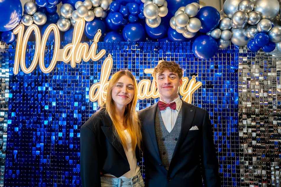 Łódź. Studniówka IV LO w Łodzi. Kreacje, które zapierały dech i radość na twarzach młodzieży