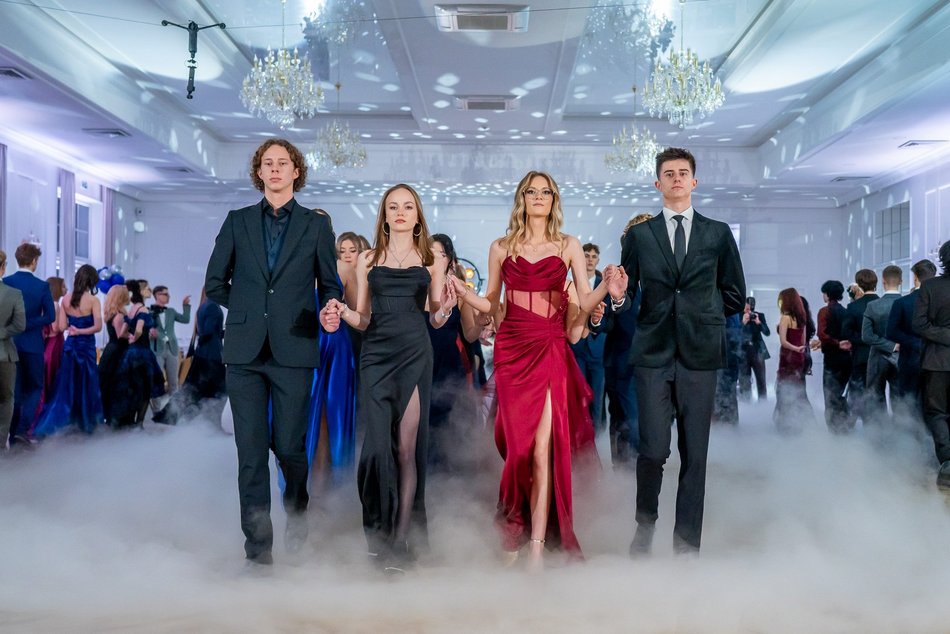 Łódź. Studniówka IV LO w Łodzi. Kreacje, które zapierały dech i radość na twarzach młodzieży