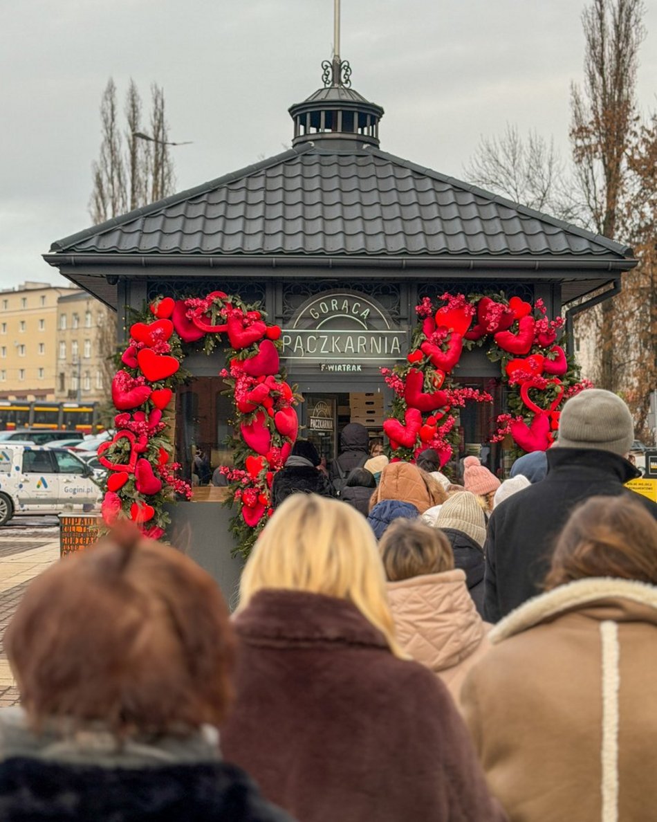 Łódź. Kolejka po pączki