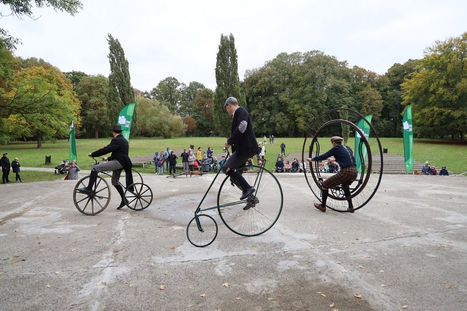 Pokaz rowerowy w parku Julianowskim