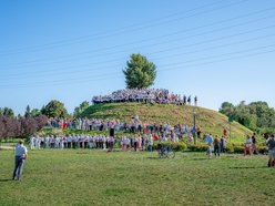 Wielkie wspólne śpiewanie "Prząśniczki" w parku Ocalałych