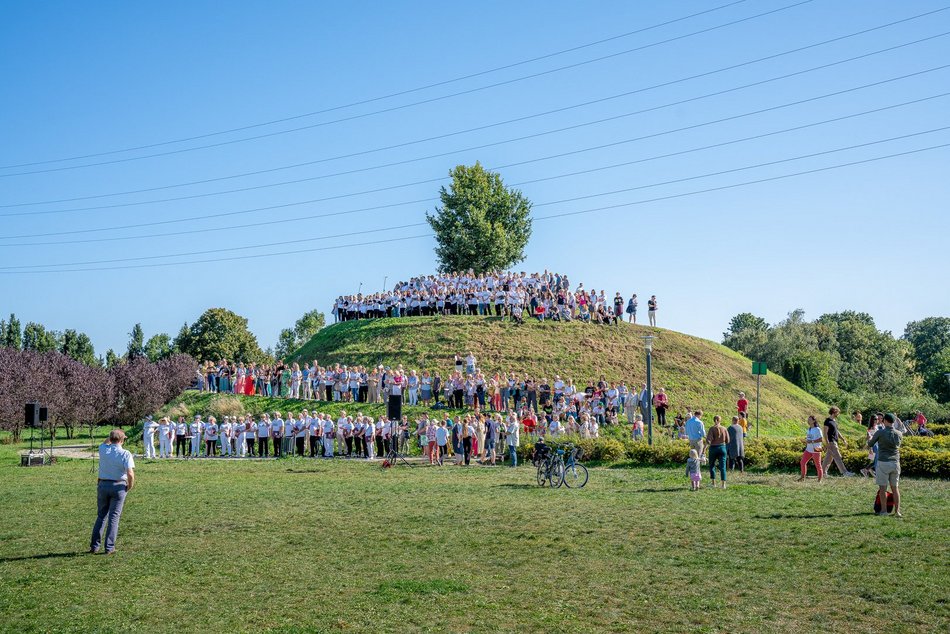 Wielkie wspólne śpiewanie "Prząśniczki" w parku Ocalałych