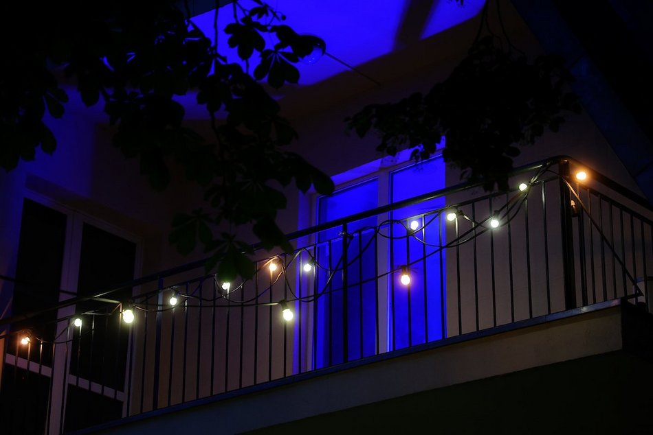 Łódź. Pasaż Róży w Łodzi cały na niebiesko! Łodzianie wspierają lot Sławosza Uznańskiego-Wiśniewskiego