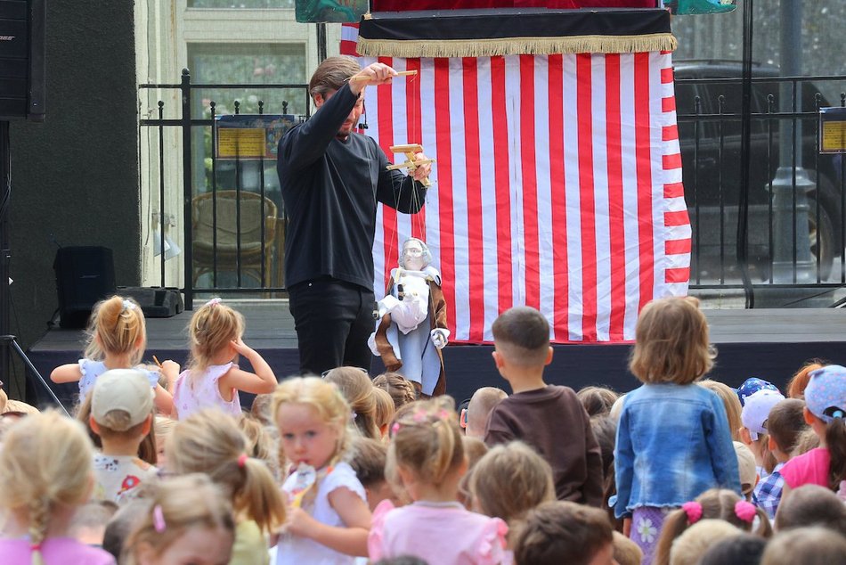 Łódź. Baśniowa Piotrkowska w Łodzi. Teatr Barnaby zachwycił najmłodszych widzów