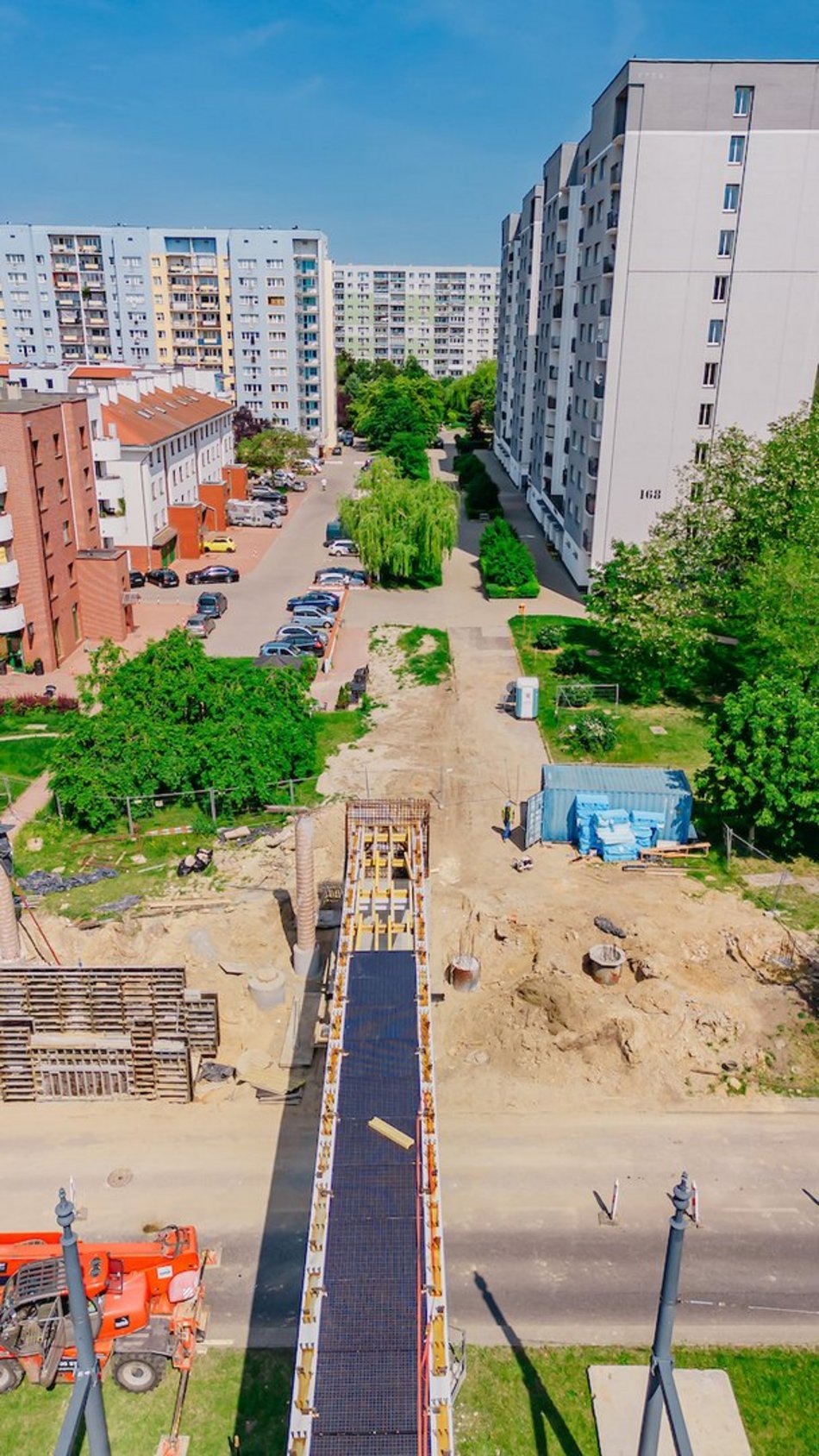 Łódź. Budowa kładek na Wyszyńskiego. Nad ulicą widać już całe konstrukcje