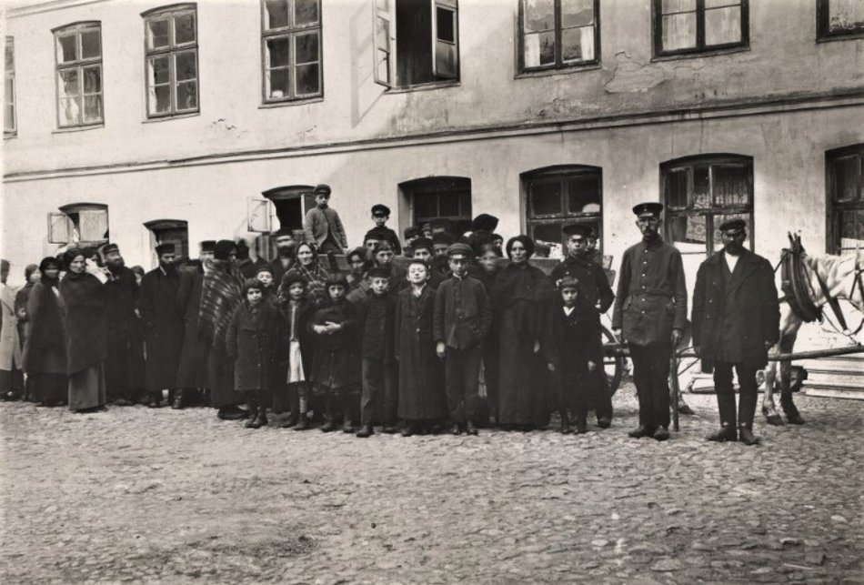 Mieszkańcy prowadzeni do łaźni