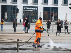 Sprzątanie dróg po zimie w Łodzi