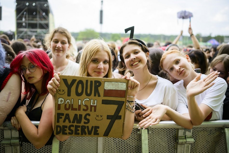 Tłumy fanek Louisa Tomlinsona przed wejściem na Łódź Summer Festival 2025