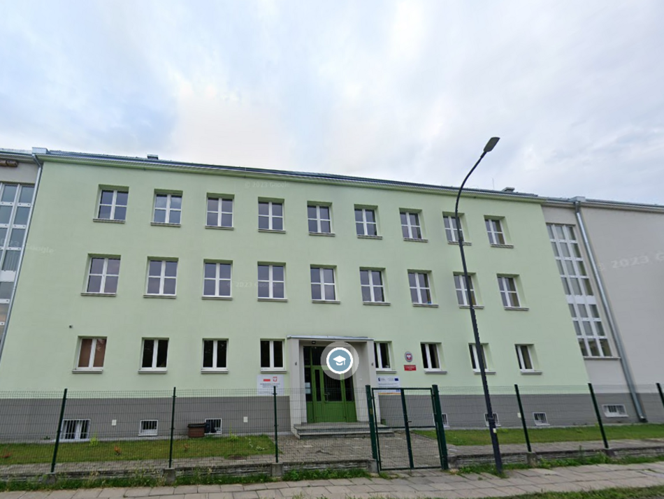 Łódź. XV Liceum Ogólnokształcące w Łodzi (ul. Traktorowa 77)