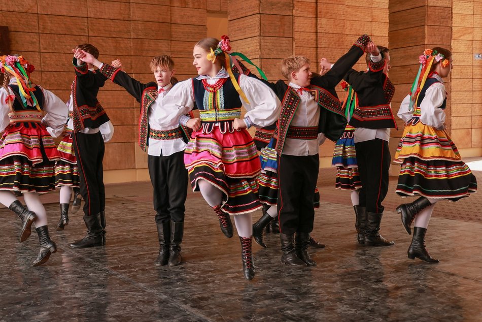 Łódź. Łodzianie uczcili je tańcem przy pomniku pisarza